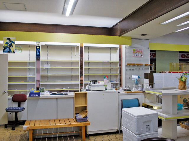 宇奈月 空き店舗内