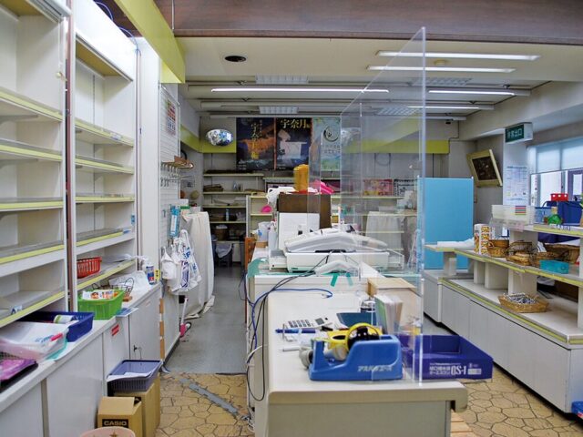 宇奈月 空き店舗内